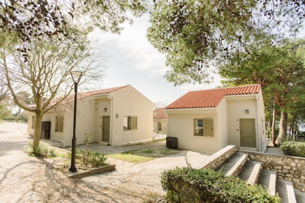 Otkrijte čari bezbrižnog odmora u Family Resortu Urania – uživajte u kristalno čistom moru, mediteranskoj prirodi i spokojnom ambijentu idealnom za savršen bijeg od svakodnevice!