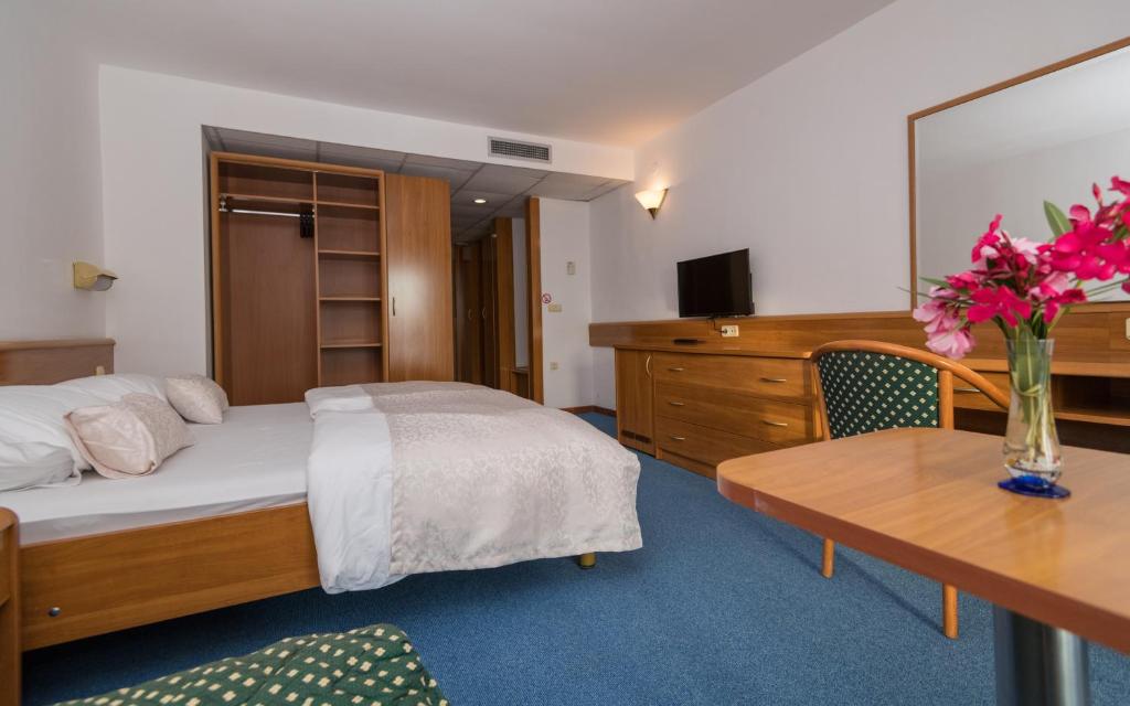 Utonite u tišinu valova i udobnost modernog smještaja – Hotel Stella 3* u Neumu je savršena oaza mira na jadranskoj obali!