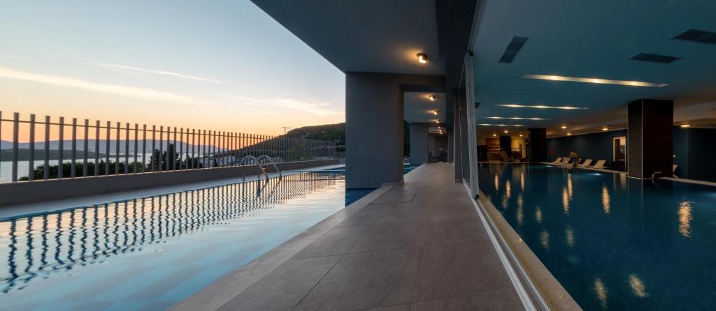 Prepustite se potpunom opuštanju i uživanju u elegantnom ambijentu Hotela Marea Hotel & Spa 4*, smještenog u srcu prelijepog Neuma – vaš idealan bijeg uz more!