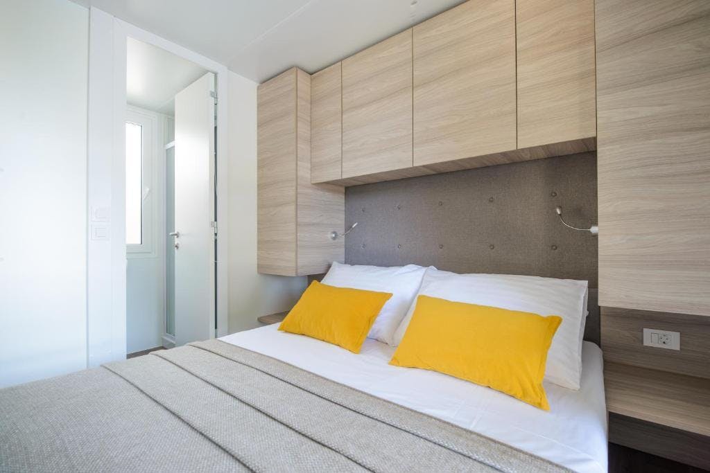 Medora Orbis Camping & Glamping I Okupite voljene i istražite ljepotu Podgore kroz opuštajući porodični odmor u prelijepom mediteranskom okruženju!