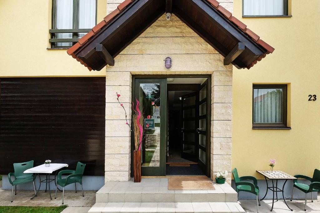 Otkrijte savršeno mjesto za odmor u Apartmanima Bohemia na Zlatiboru, uz mirnu atmosferu, svjež zrak i brojne mogućnosti za uživanje u prirodi!