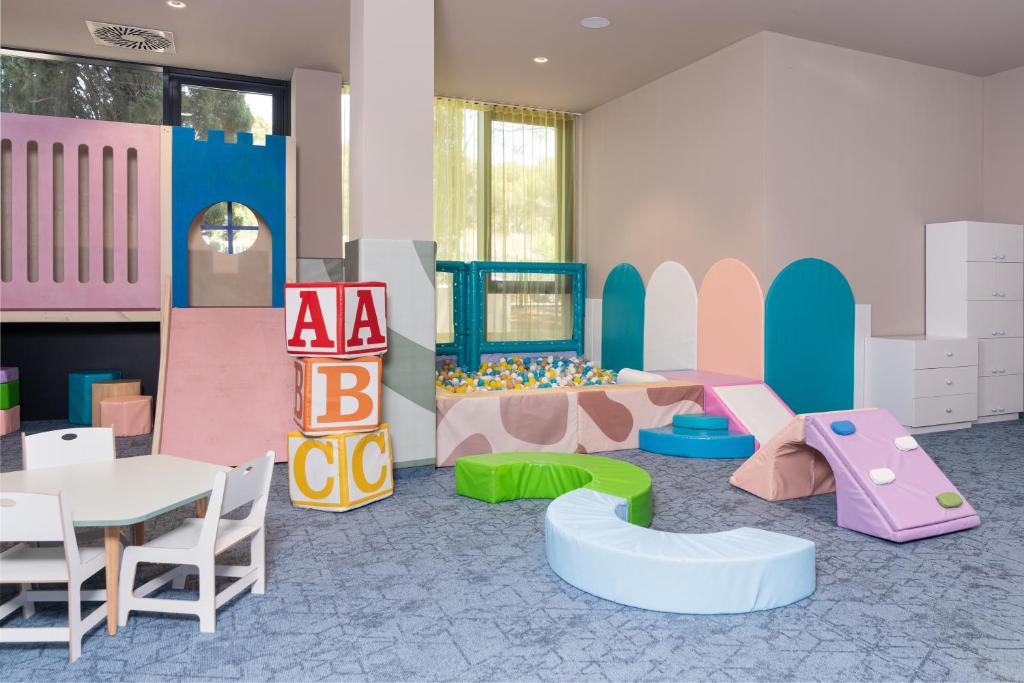 Family Hotel Adria 4* | All inclusive odmor u Biogradu na Moru – uživajte u borovoj šumi, bazenima, bogatoj animaciji i bezbrižnom odmoru za cijelu porodicu!