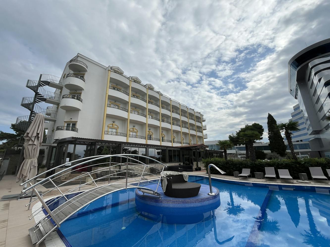 Prepustite se odmoru iz snova u Vodicama i uživajte u spoju mora, sunca i mediteranskog šarma Hotela Miramare 4*!