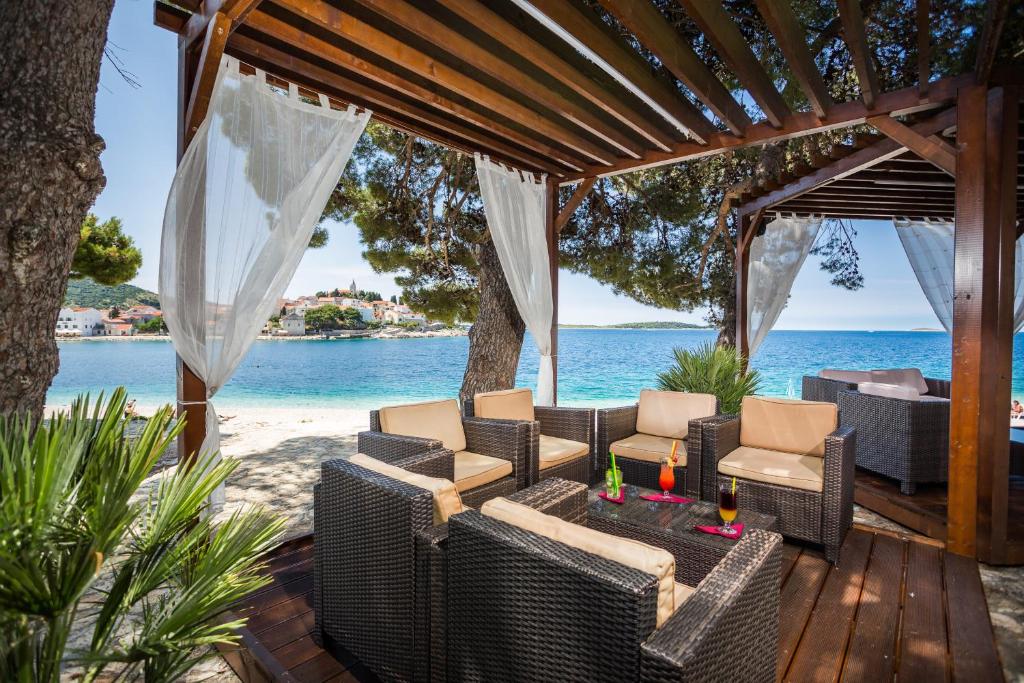 Prvomajski bijeg uz more i sunce – Hotel Zora 3* u Primoštenu nudi nezaboravan boravak, romantičnu atmosferu i potpuni užitak!