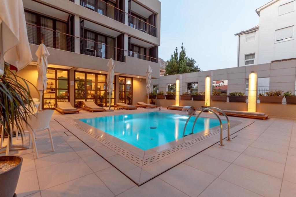 Otkrijte čari Omiša uz boravak u Hotelu Nestos 4*, uživajte u toplom dalmatinskom suncu, moru, udobnom smještaju i nezaboravnim trenucima potpunog odmora!