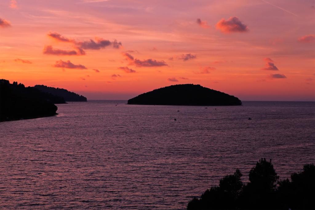 Odmor na čarobnoj Korčuli – uživajte u kristalno čistom moru, mediteranskom ambijentu i opuštajućem boravku u Villi Telenta 4* u Vela Luci!
