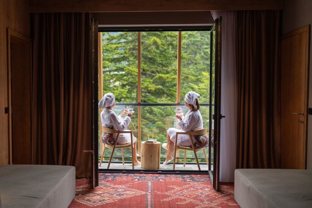 Opustite se i obnovite energiju uz nezaboravno Wellness & Spa iskustvo u modernom Hotelu Nomad 4* na Bjelašnici – idealna kombinacija luksuza, prirode i mira!