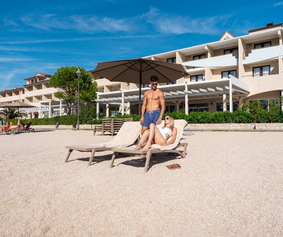 Otkrijte ljepote otoka Paga uz sunčane dane, prekrasno more i sve što vam je potrebno za savršen odmor – Hotel Pagus 4* ili Hotel Meridijan 4*!