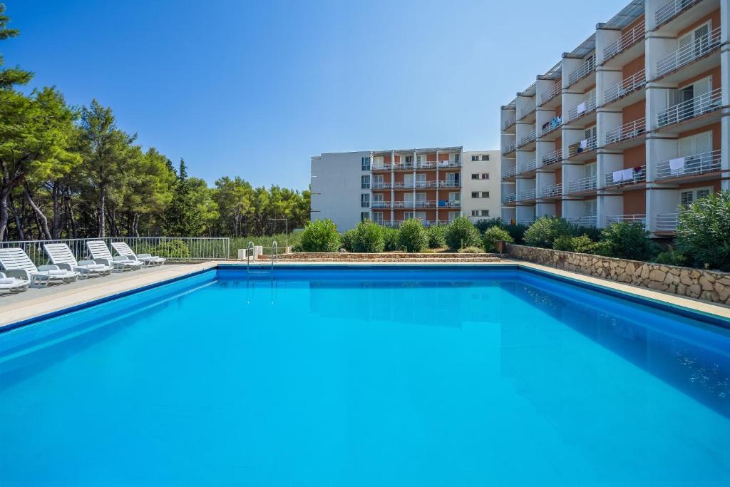 Hotel Hvar 3* I Doživite autentični mediteranski ugođaj u Jelsi gdje priroda i more pričaju svoju priču!