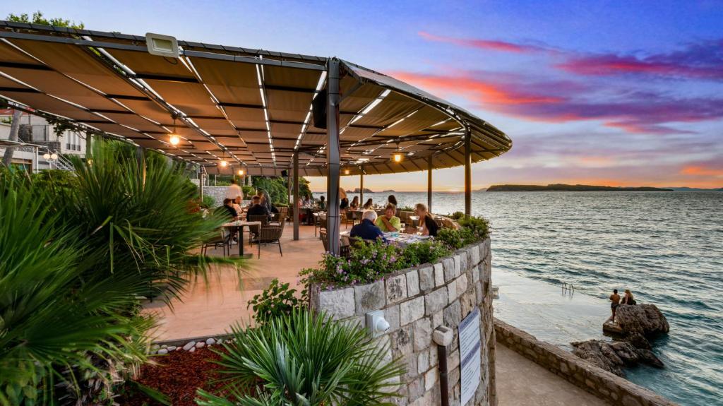 Hotel Splendid 3*, Dubrovnik | Tiha mediteranska oaza mira na samoj obali kristalno čistog mora, s pogledom na nezaboravne zalaske sunca!