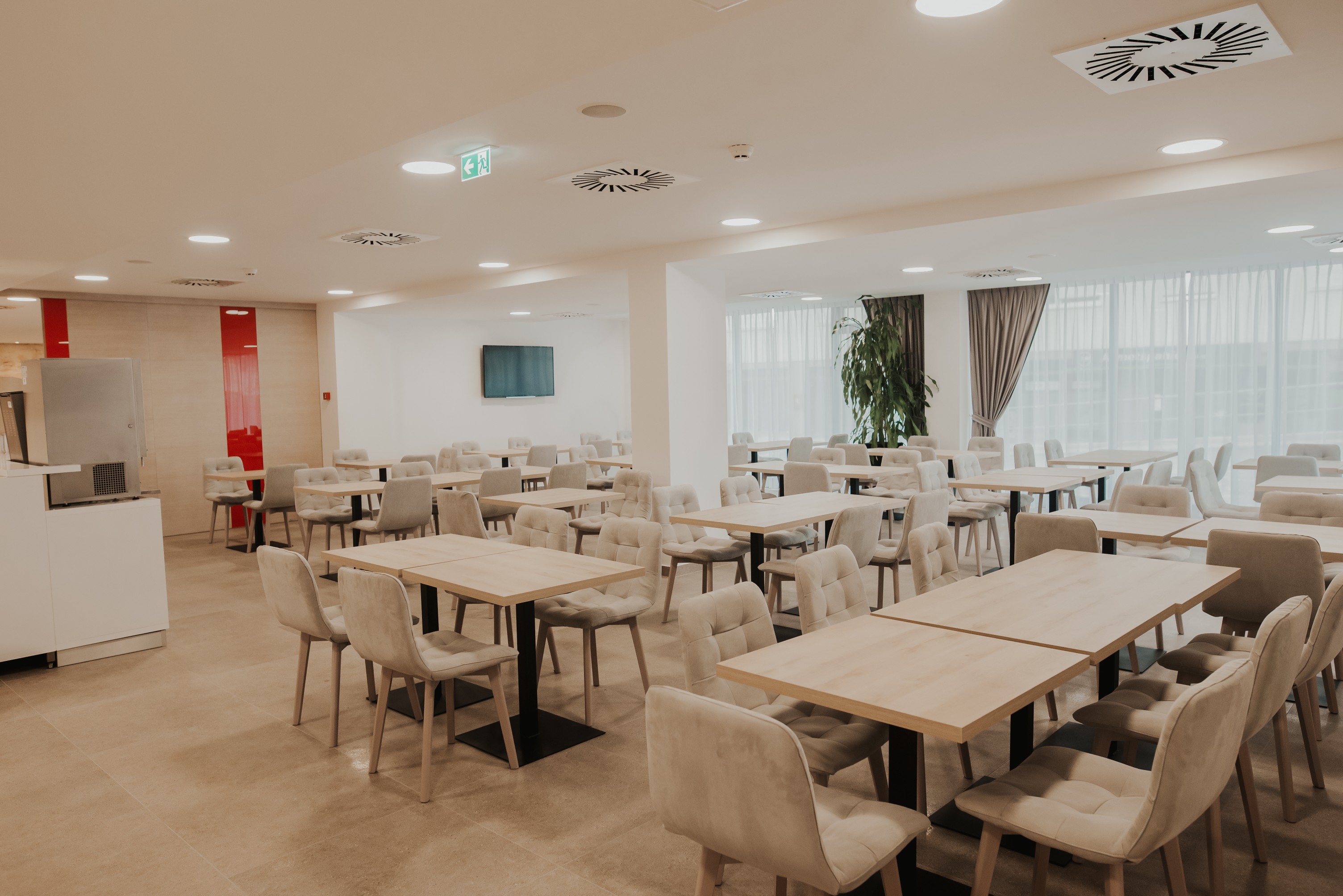 Prepustite se čarima Sarajeva uz savršen boravak u Aparthotelu Centar 4* – idealnom mjestu gdje vas očekuju udobnost, kvalitetna usluga i predivan pogled na grad!