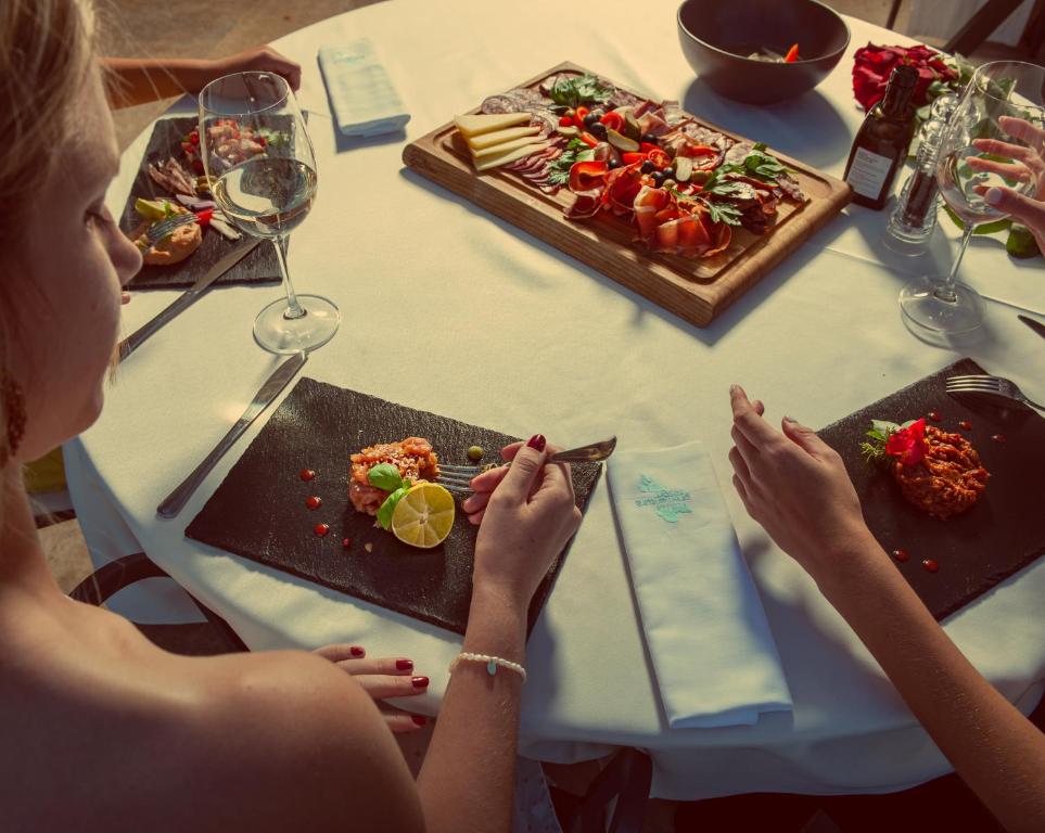 Uživajte u Medulinu – Premantura Resort 4* uz kvalitetnu hranu, lijep ambijent i čarobne staze Rta Kamenjak!