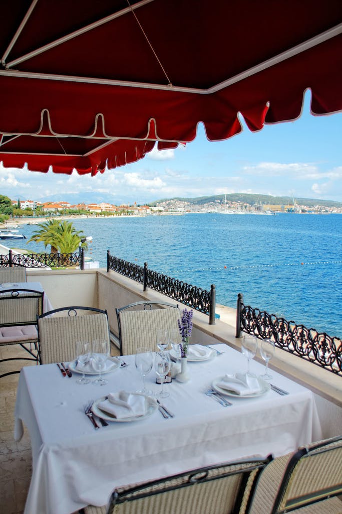Septembarsko opuštanje u Segetu Donjem! Odmor za dvije osobe provedite u Hotelu Val 3* ex Jadran 3* smještenom neposredno uz more uz uključenu uslugu polupansiona