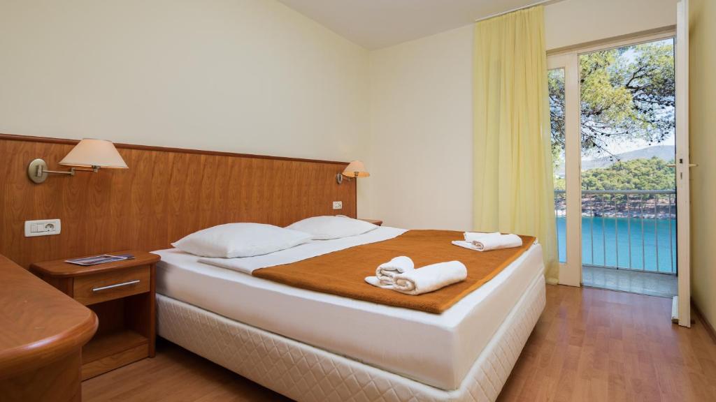 Uživajte u mediteranskom ambijentu Fontana Resorta 2* na Hvaru, gdje priroda, more i spokoj stvaraju idealne uslove za odmor!