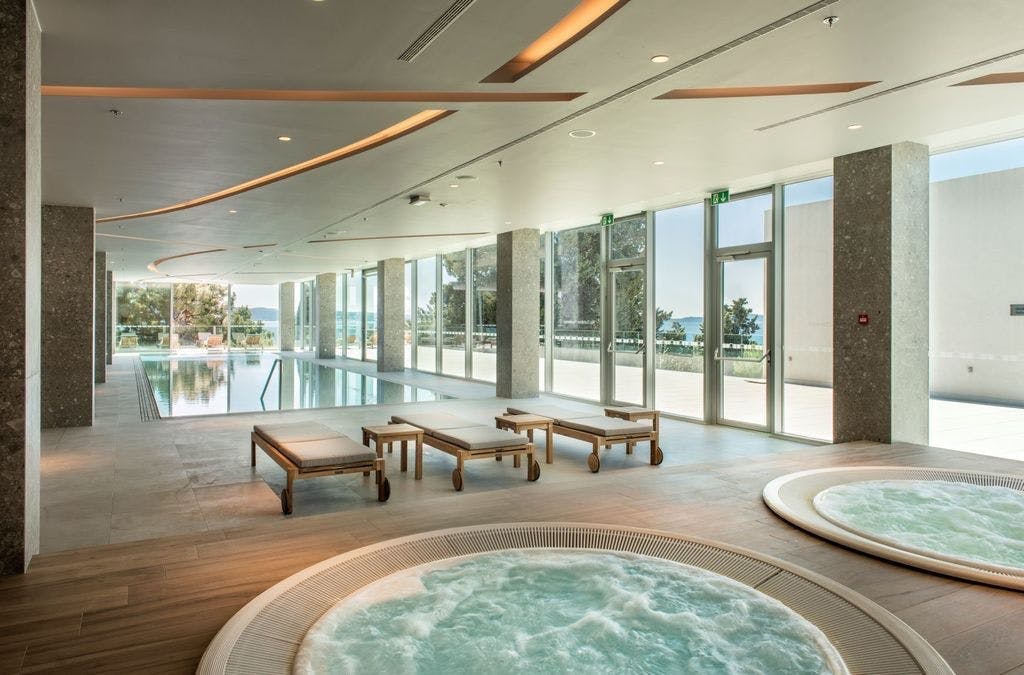Radisson Blu Resort Split 5* – uživajte u vrhunskom luksuzu, raskošnom Wellness & Spa doživljaju i savršenom spoju elegancije, udobnosti i potpunog opuštanja!