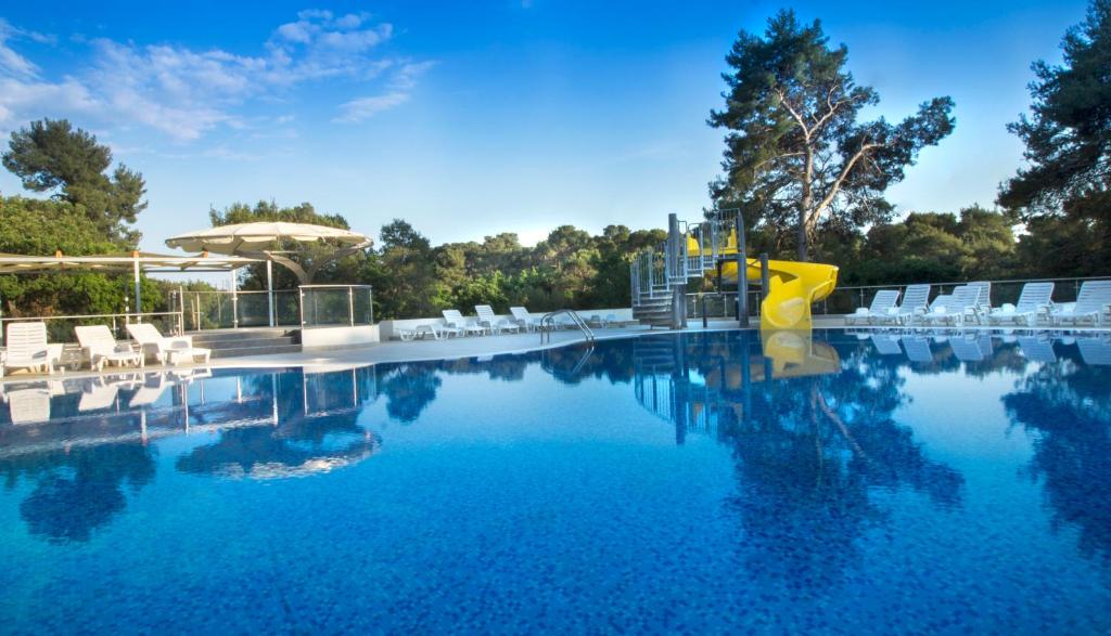 Family Hotel Adria 4* | All inclusive odmor u Biogradu na Moru – uživajte u borovoj šumi, bazenima, bogatoj animaciji i bezbrižnom odmoru za cijelu porodicu!