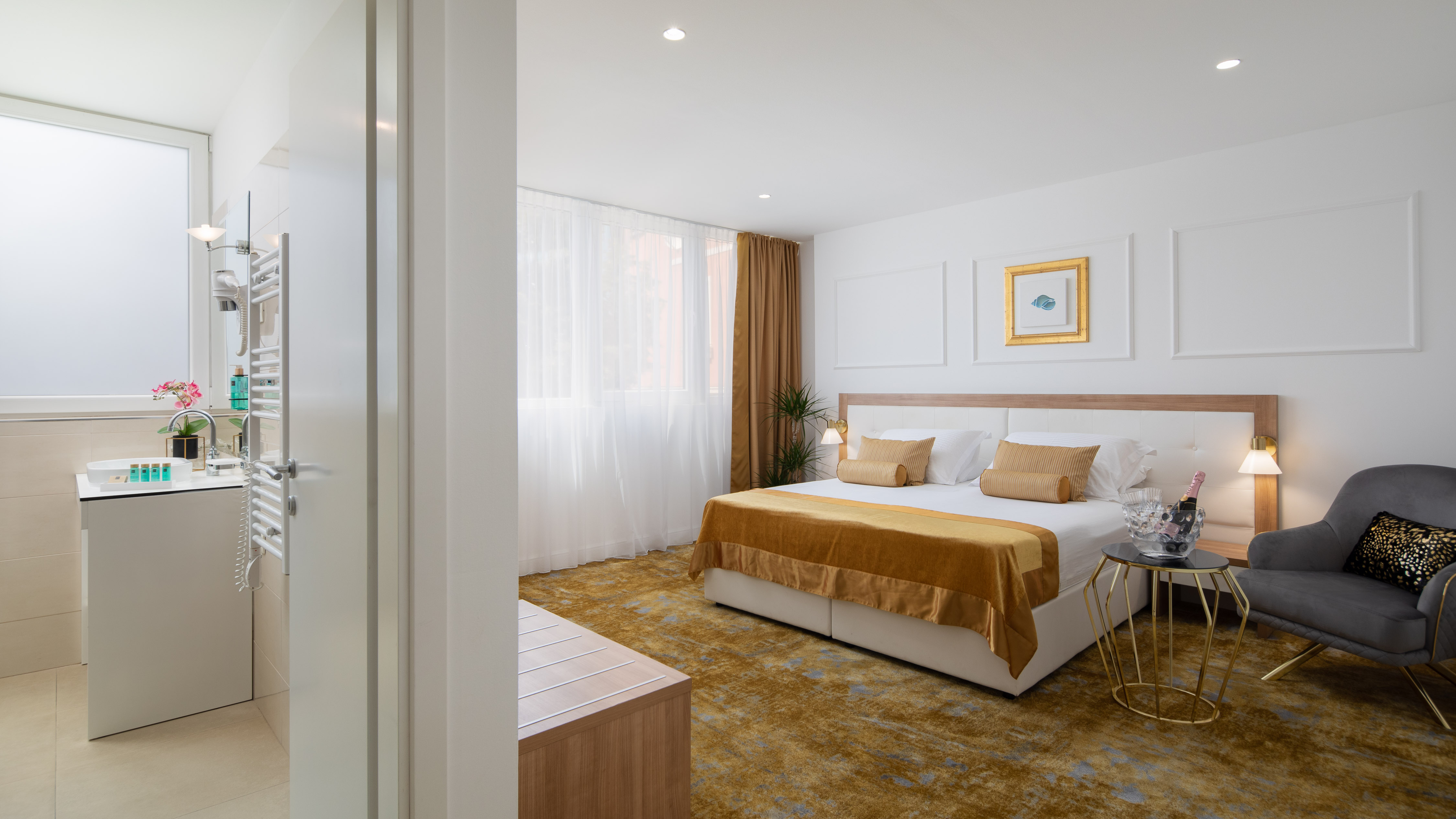 Uživajte u spoju luksuza, komfora i prepoznatljivog mediteranskog ambijenta za nezaboravno iskustvo u Splitu – Hotel Corner 4*!