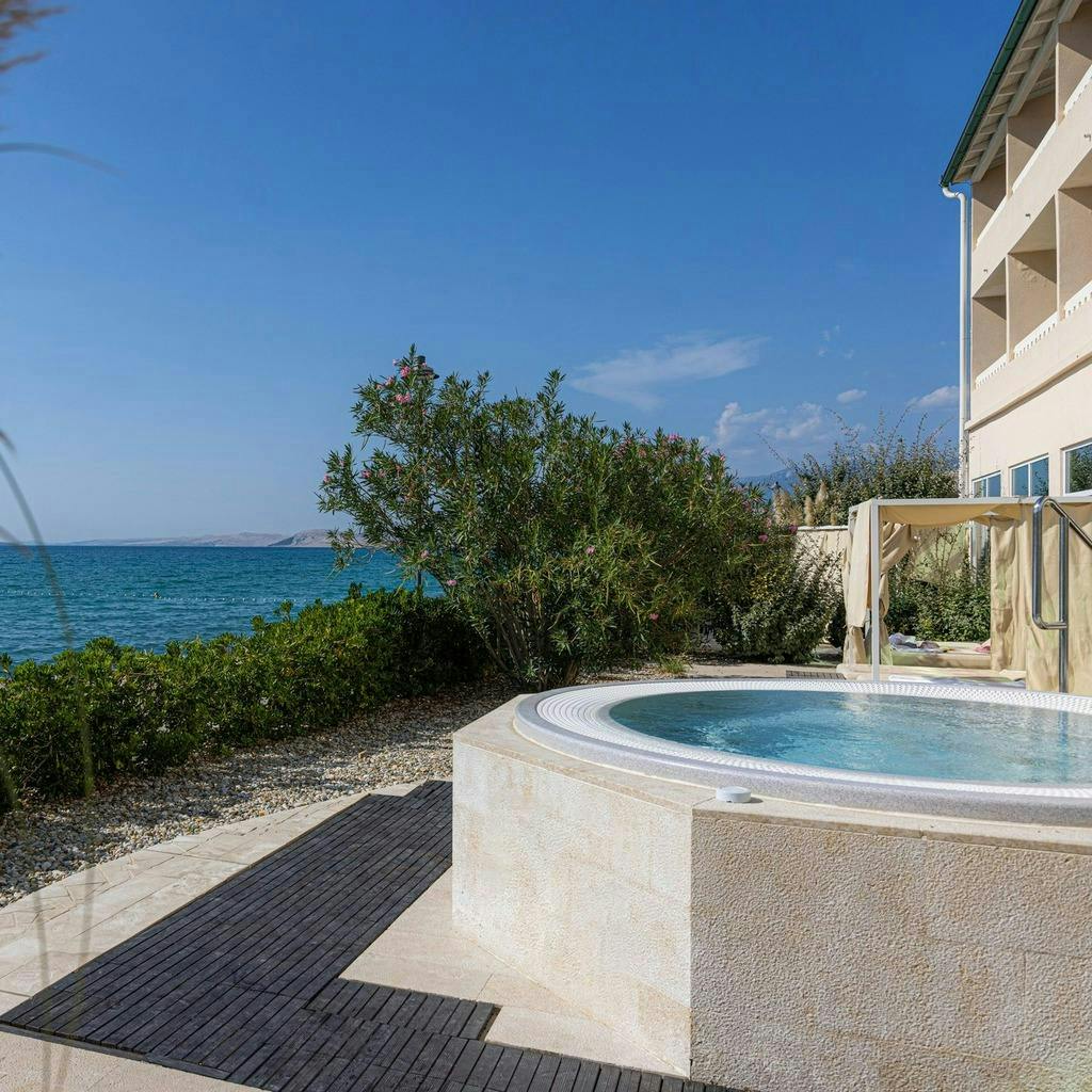 Doživite veličanstveni odmor na otoku Pagu uz kristalno čisto more, vrhunsku uslugu i trenutke za pamćenje – Hotel Pagus 4* ili Hotel Meridijan 4*!