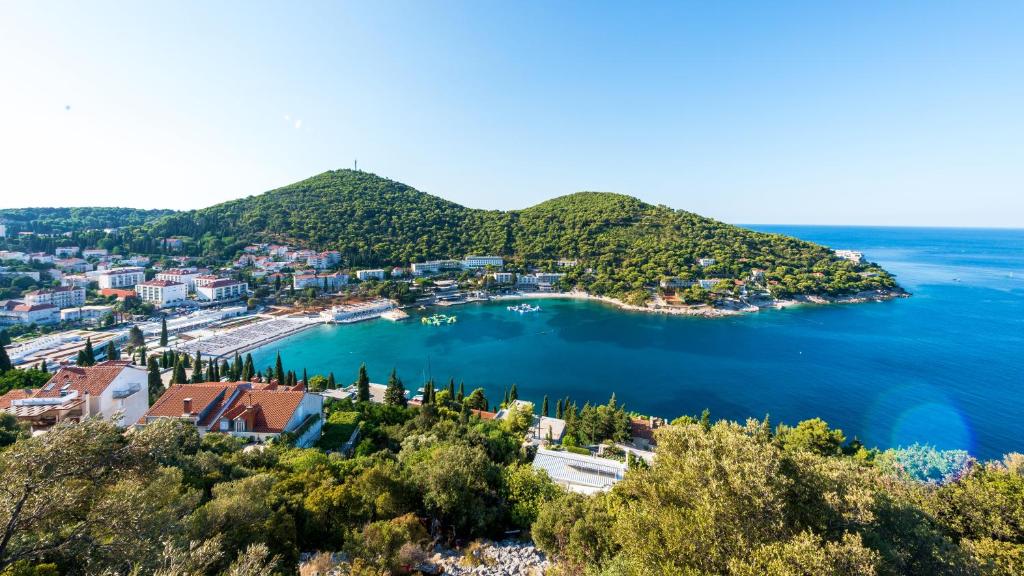 Hotel Komodor 3* – Otkrijte čari romantičnog odmora uz kristalno čisto more i bajkoviti pogled na Elafite, na poluotoku Lapad u Dubrovniku!