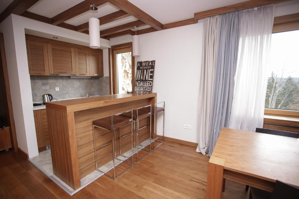 Otkrijte čari ljeta na planini kroz spoj prirodnog mira i vrhunskog Wellness & Spa opuštanja u Aparthotelu Vučko 4*, Jahorina!