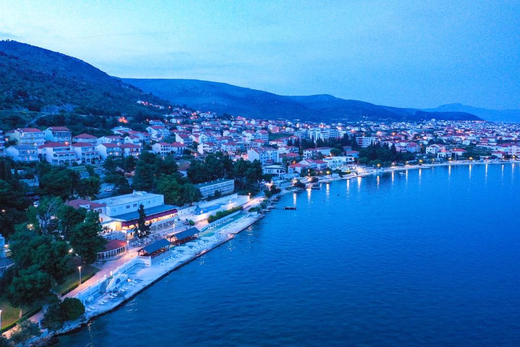 Provedite nezaboravan odmor u Hotelu Val 3* ex Hotel Jadran 3* u Segetu Donjem, gdje vas očekuju udobnost, opuštajuća atmosfera i položaj uz samu obalu!