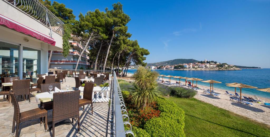 Hotel Zora 3*, Primošten | Uživajte u savršenom spoju romantike i prirodnih ljepota uz šljunčane plaže Jadrana!