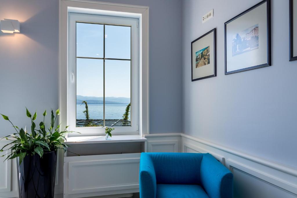 Hotel Domino 4* pruža miran i elegantan ambijent u neposrednoj blizini mora i šetnice Lungomare, savršen za ugodan odmor u Opatiji!