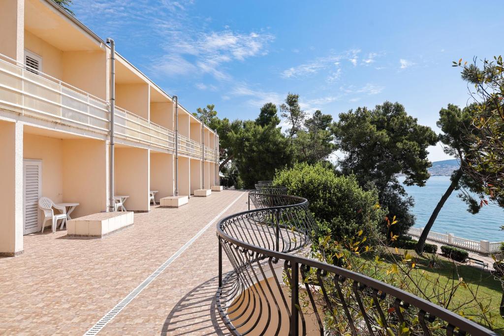 Provedite nezaboravan odmor u Hotelu Val 3* ex Hotel Jadran 3* u Segetu Donjem, gdje vas očekuju udobnost, opuštajuća atmosfera i položaj uz samu obalu!