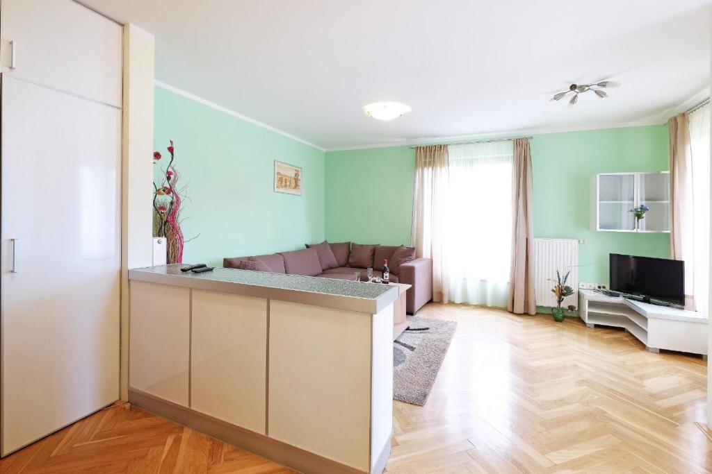 Otkrijte savršeno mjesto za odmor u Apartmanima Bohemia na Zlatiboru, uz mirnu atmosferu, svjež zrak i brojne mogućnosti za uživanje u prirodi!