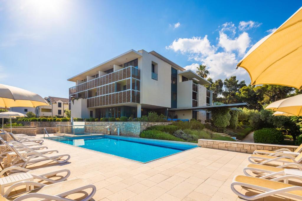 Uživajte u ljepotama Brača uz boravak u Aminess Vival Velaris Resortu 4*, okruženom mediteranskim zelenilom i kristalno čistim morem!