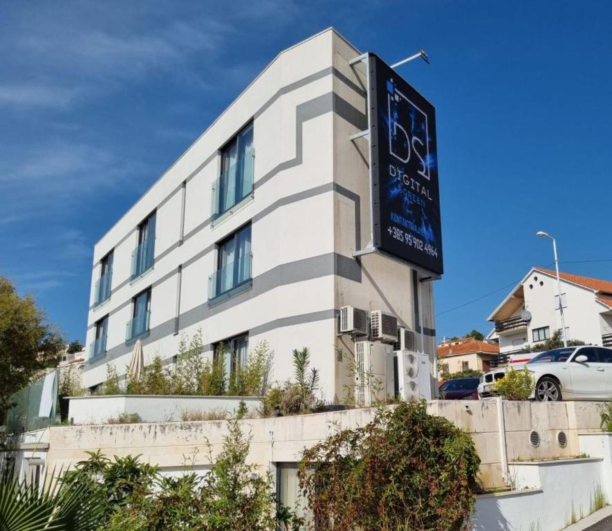 Jona Rooms Podstrana – uživajte u savršenom spoju mediteranskog ugođaja, blizine mora i elegantnog smještaja za odmor ispunjen uživanjem!