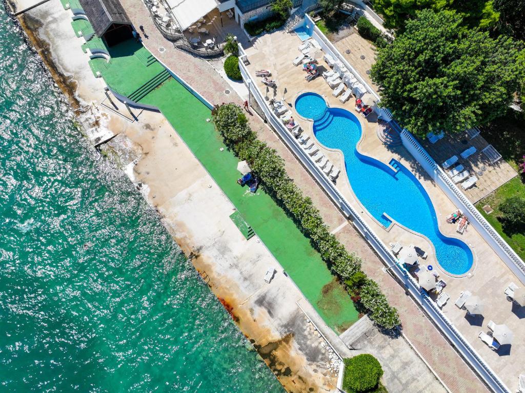 Seget Donji I Otkrijte veličanstveni odmor u Hotelu Val 3* ex Jadran 3* uz more i polupansionsku uslugu!