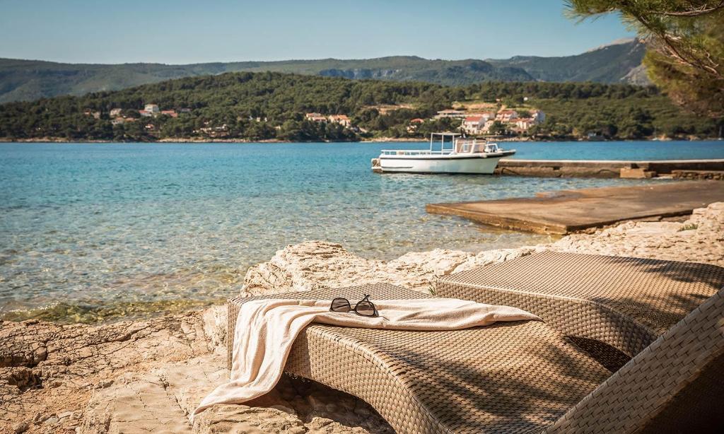 Vaš savršen odmor na Hvaru – uživajte u spoju netaknute prirode, mora i mirisa borove šume u Aminess Younique Senses Resortu 4*, idealnom mjestu za potpuni bijeg i opuštanje!