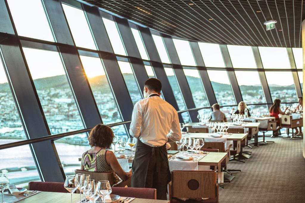 Savršen spoj porodične udobnosti, modernog luksuza i panoramskog pogleda na Jadran u Hotelu Olympia Sky 4*, Vodice!