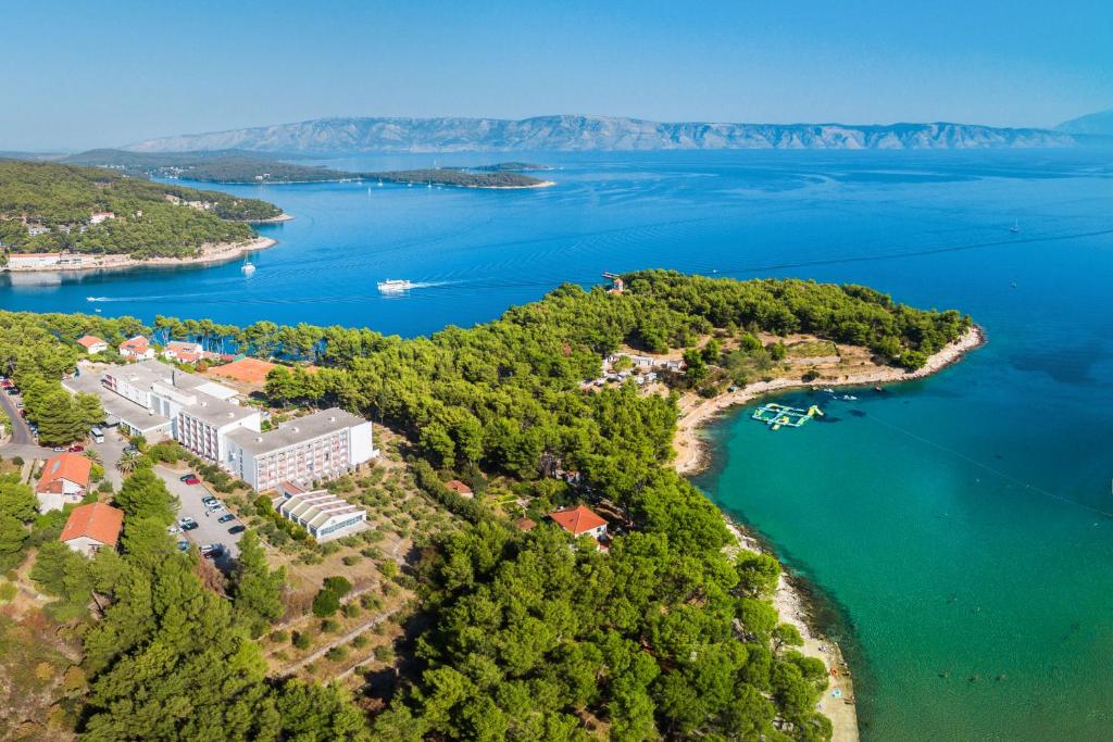 Hotel Hvar 3* I Doživite autentični mediteranski ugođaj u Jelsi gdje priroda i more pričaju svoju priču!