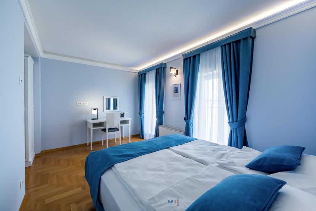 Hotel Domino 4* pruža miran i elegantan ambijent u neposrednoj blizini mora i šetnice Lungomare, savršen za ugodan odmor u Opatiji!