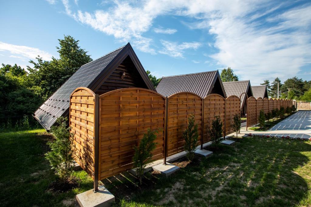 Doživite potpuni odmor u Motelu Babino Brdo 4*, Derventa – uživajte u čistom zraku i predivnom pogledu na grad iz udobnih soba ili bungalova!