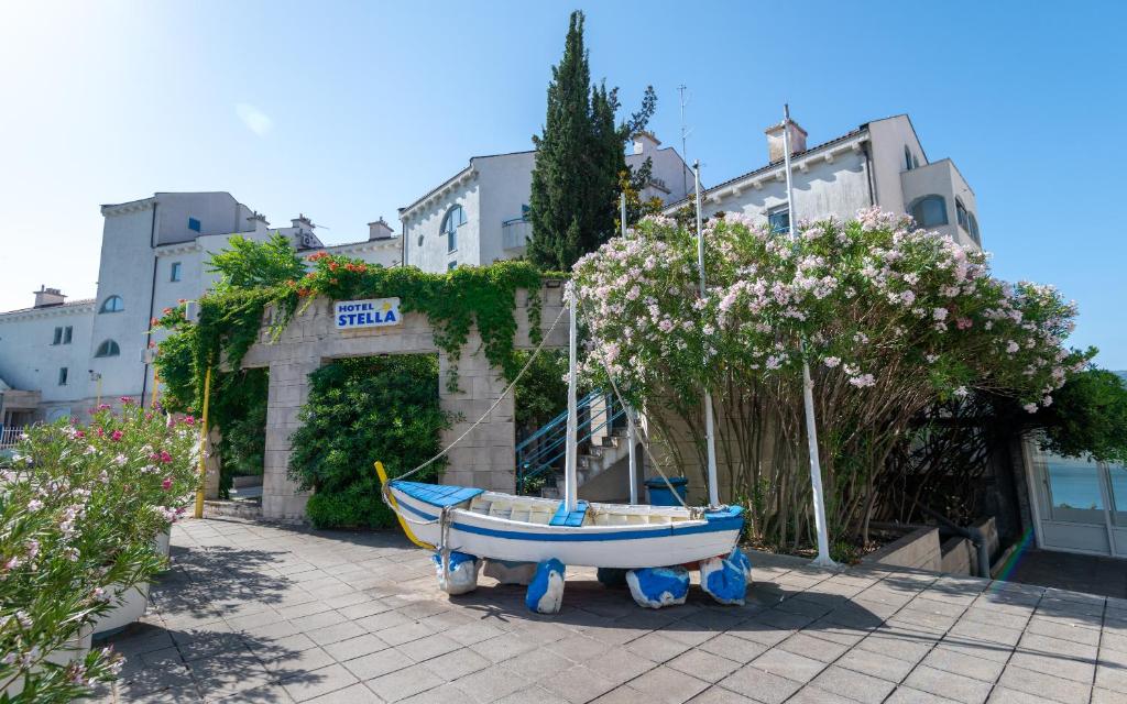 Utonite u tišinu valova i udobnost modernog smještaja – Hotel Stella 3* u Neumu je savršena oaza mira na jadranskoj obali!