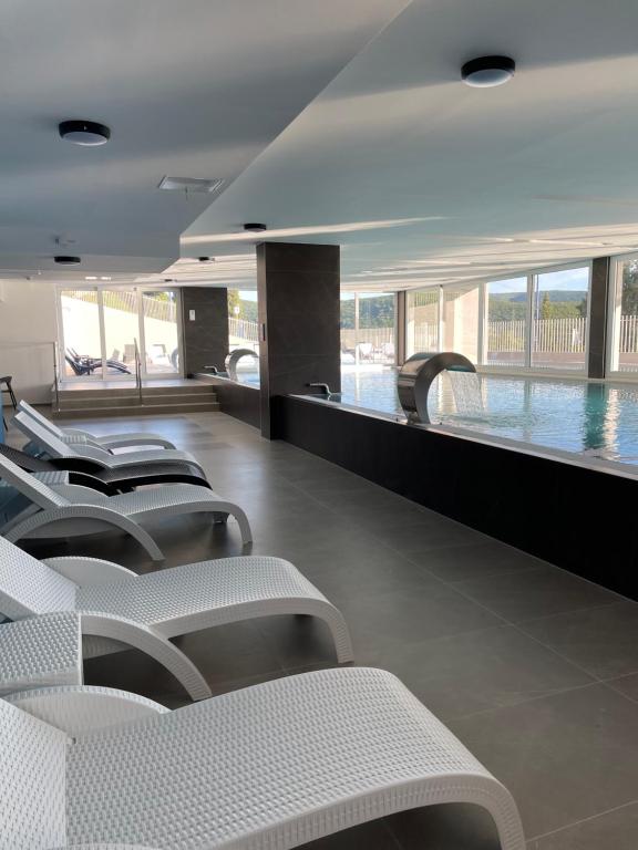 Pronađite savršenu ravnotežu odmora i uživanja u Marea Hotel & Spa 4* – destinaciji gdje vas očekuju udoban smještaj, moderna elegancija i nezaboravna atmosfera uz more!