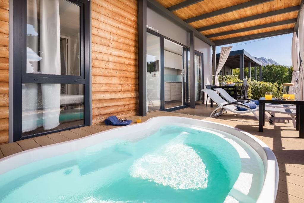 Medora Orbis Camping & Glamping I Otkrijte jedinstvenu kombinaciju luksuza, prirodnih ljepota i mediteranske atmosfere u srcu Podgore!