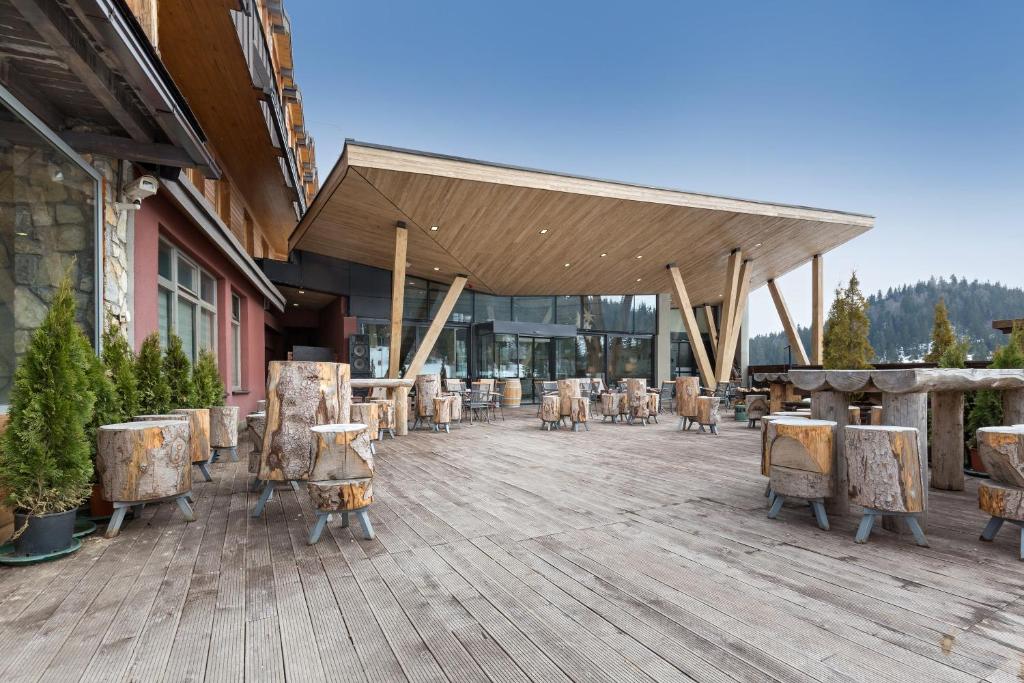 Otkrijte čari ljeta na planini kroz spoj prirodnog mira i vrhunskog Wellness & Spa opuštanja u Aparthotelu Vučko 4*, Jahorina!