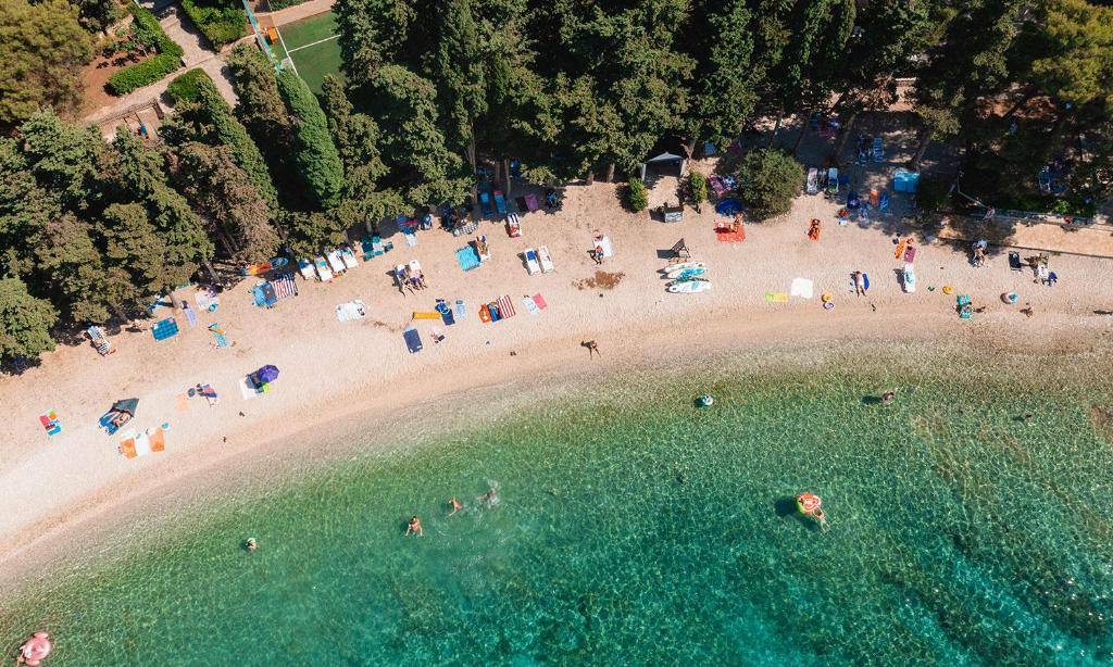 Uživajte u ljepotama Brača uz boravak u Aminess Vival Velaris Resortu 4*, okruženom mediteranskim zelenilom i kristalno čistim morem!