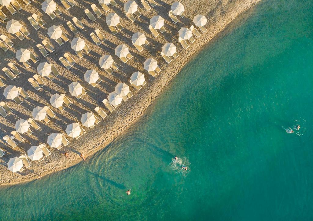 Stvorite uspomene za pamćenje u Resortu Belvedere 4 *u Vrsaru, gdje vas očekuju vrhunska udobnost, prirodne ljepote i bezbrižni trenuci uz more!
