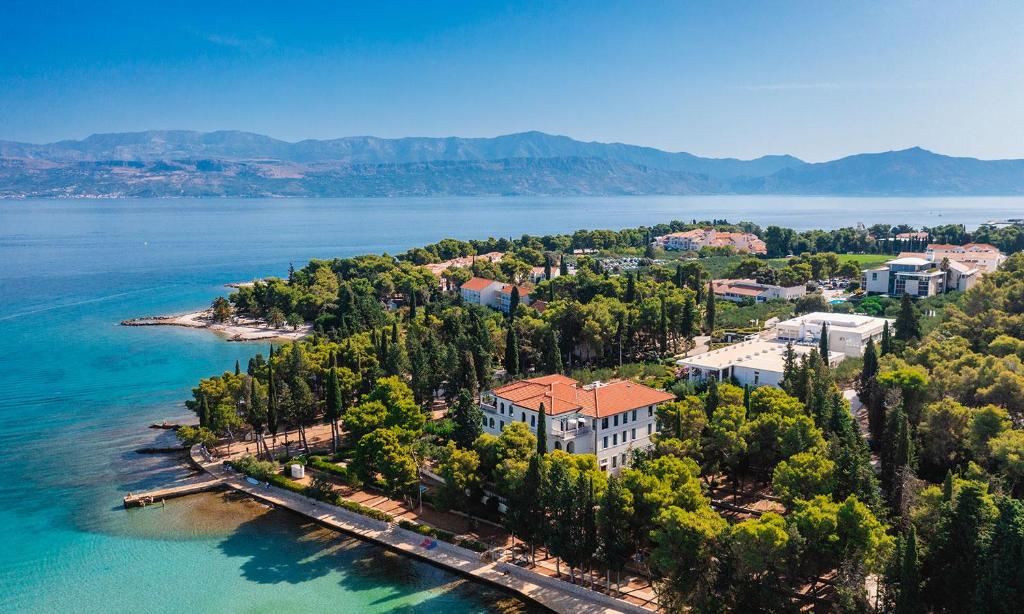 Uživajte u ljepotama Brača uz boravak u Aminess Vival Velaris Resortu 4*, okruženom mediteranskim zelenilom i kristalno čistim morem!