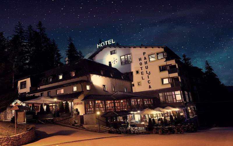 Otkrijte savršen spoj prirodnog mira i luksuznog Wellness & Spa opuštanja na Vlašiću, uz vrhunsku udobnost i nenadmašan ambijent Hotela Pahuljica 4*!
