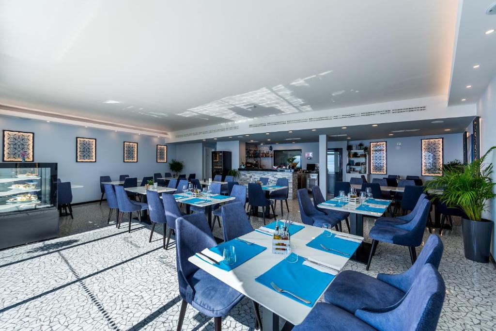 Hotel Domino 4* pruža miran i elegantan ambijent u neposrednoj blizini mora i šetnice Lungomare, savršen za ugodan odmor u Opatiji!