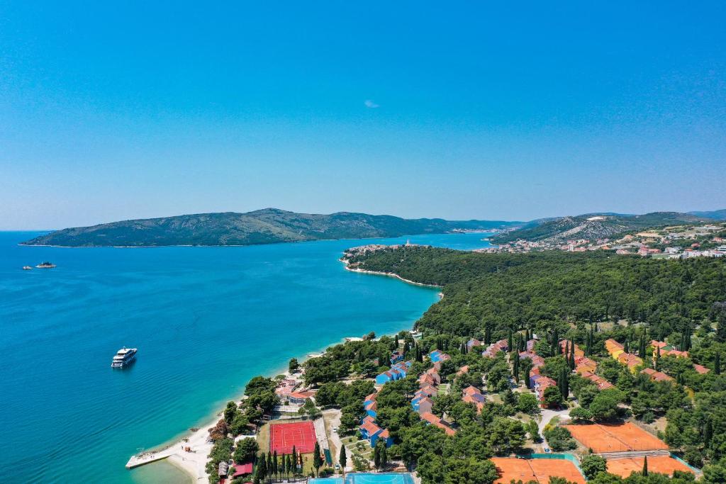 Uživajte u danima ispunjenim suncem, morem i mediteranskim šarmom u Apartmanima Medena 4* – mjestu gdje svaki trenutak postaje posebna uspomena!