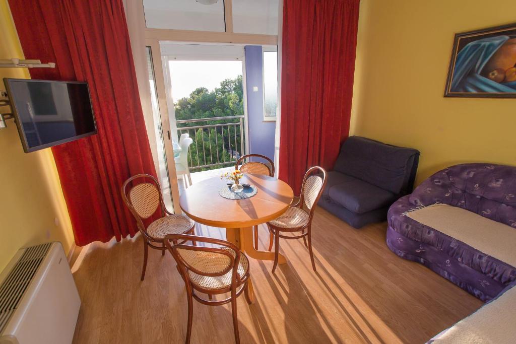Gradac I Provedite nezaboravne trenutke odmora u romantičnim apartmanima Aparthotela Pecić na obali Jadrana!