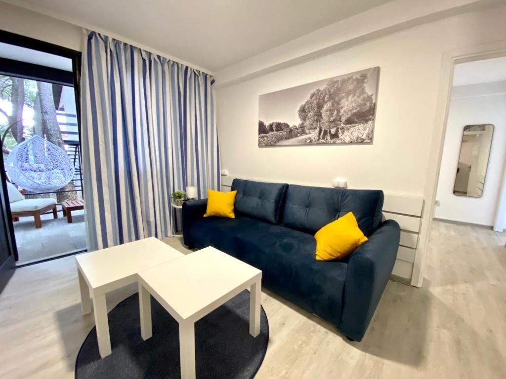Otkrijte čari bezbrižnog odmora u Family Resortu Urania – uživajte u kristalno čistom moru, mediteranskoj prirodi i spokojnom ambijentu idealnom za savršen bijeg od svakodnevice!
