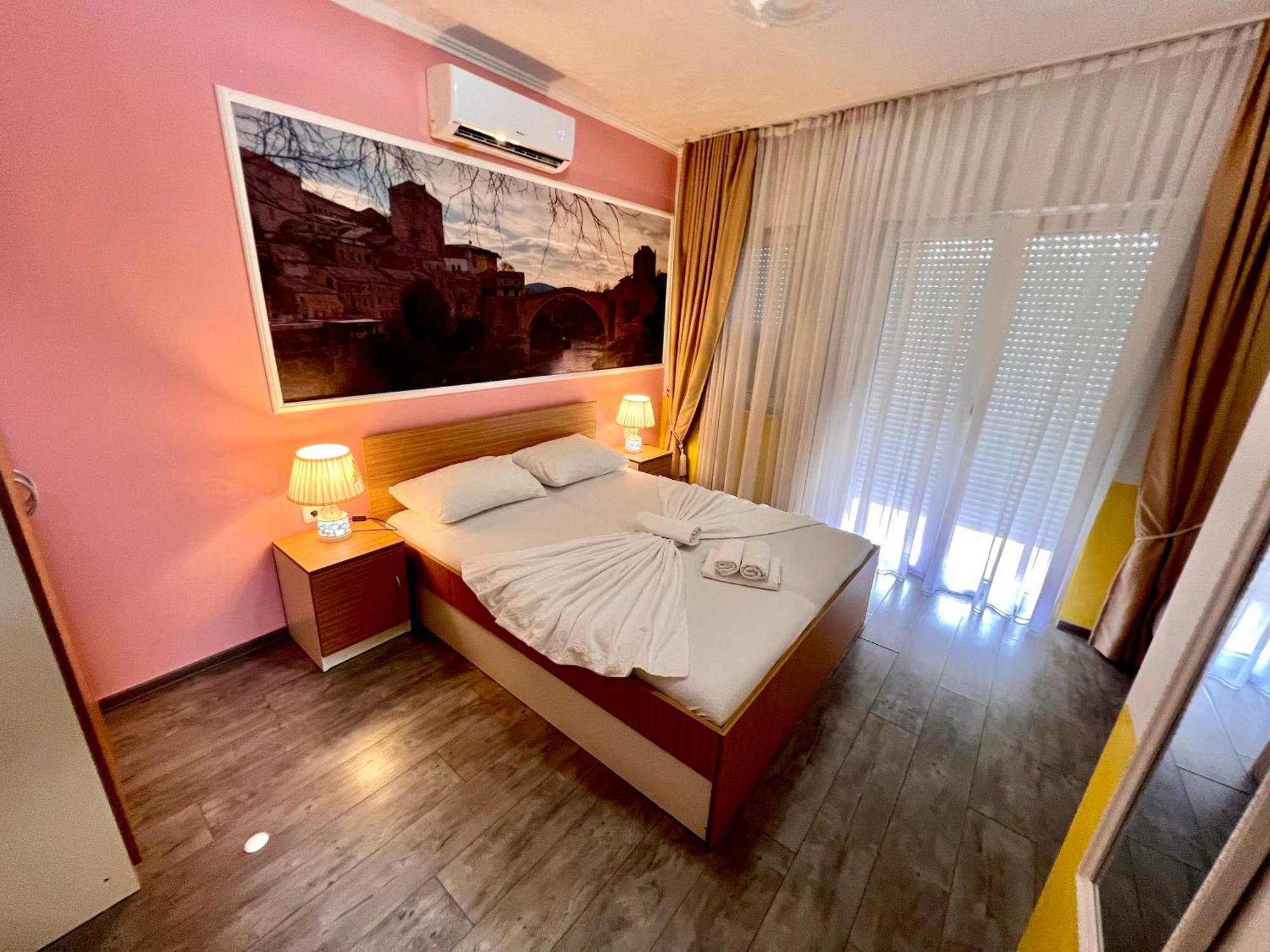 Doživite čari Mostara uz udobnost i gostoprimstvo Hotela Nur – savršeno mjesto za opuštanje, samo nekoliko minuta hoda od Starog mosta!